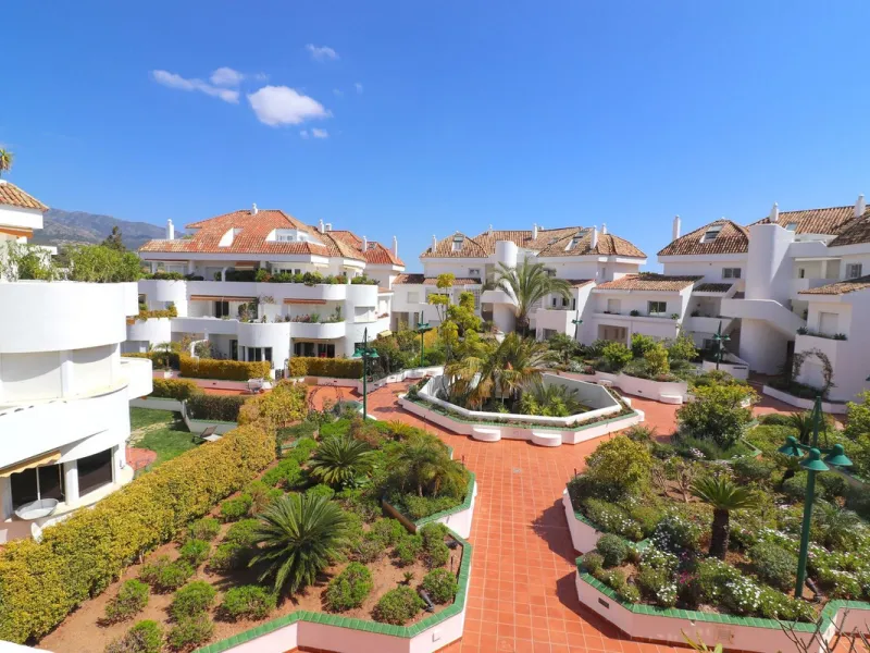 This bright penthouse is situated within one of the most prestigious gated communities in Las Lomas del Marbella Club, offering 24-hour concierge service, security, and lush gardens with three swimming pools (including a heated one).