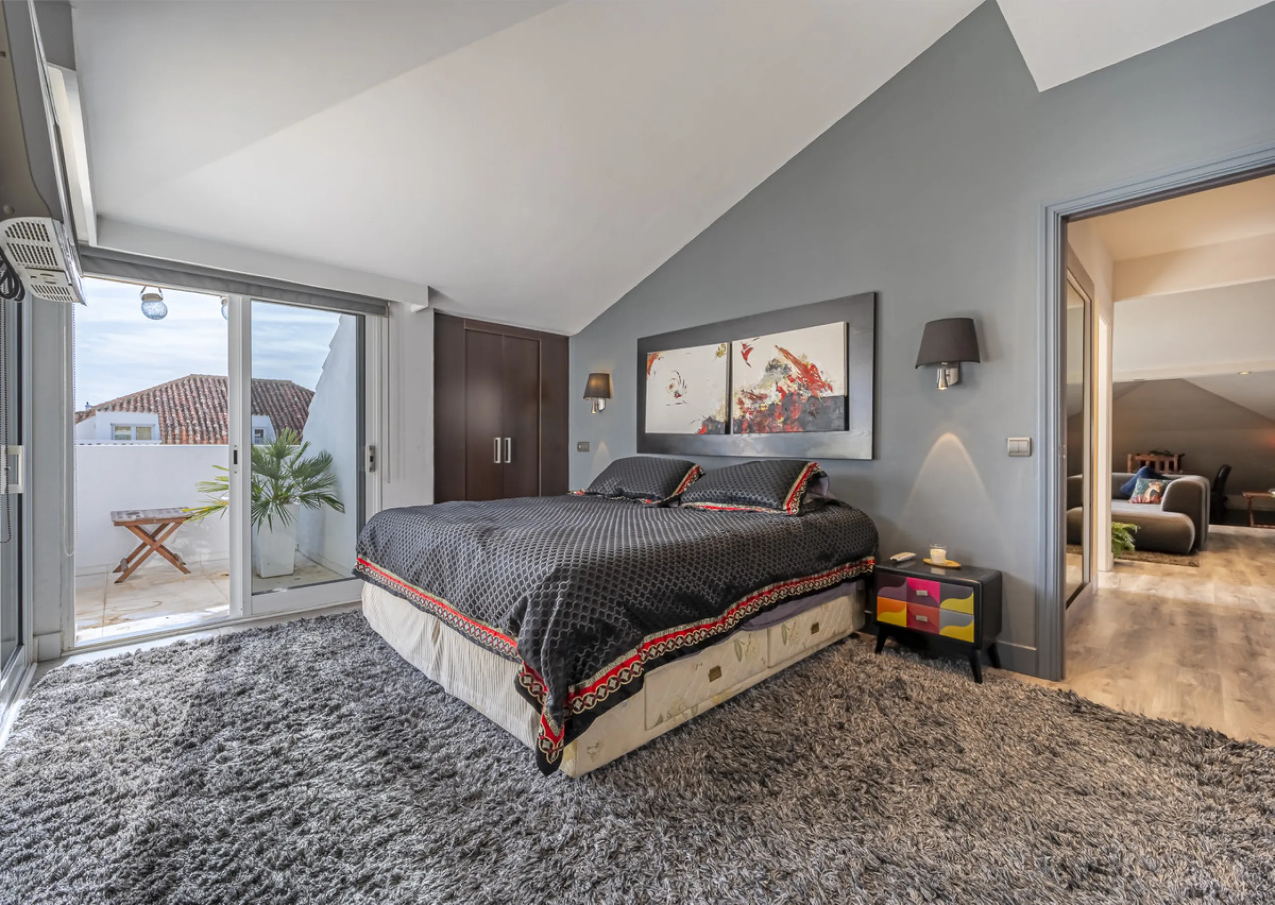 This bright penthouse is situated within one of the most prestigious gated communities in Las Lomas del Marbella Club, offering 24-hour concierge service, security, and lush gardens with three swimming pools (including a heated one).