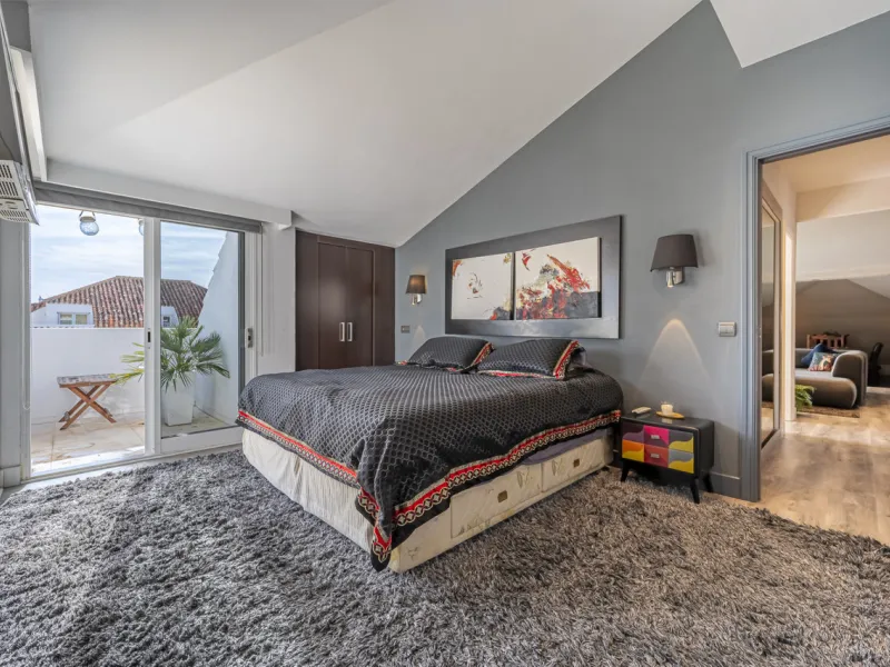 This bright penthouse is situated within one of the most prestigious gated communities in Las Lomas del Marbella Club, offering 24-hour concierge service, security, and lush gardens with three swimming pools (including a heated one).