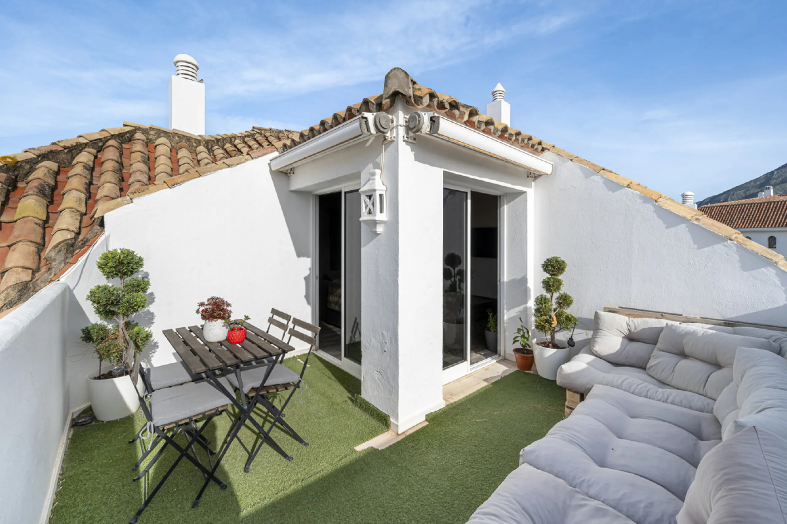 This bright penthouse is situated within one of the most prestigious gated communities in Las Lomas del Marbella Club, offering 24-hour concierge service, security, and lush gardens with three swimming pools (including a heated one).