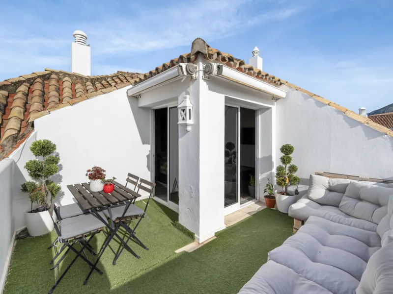 This bright penthouse is situated within one of the most prestigious gated communities in Las Lomas del Marbella Club, offering 24-hour concierge service, security, and lush gardens with three swimming pools (including a heated one).