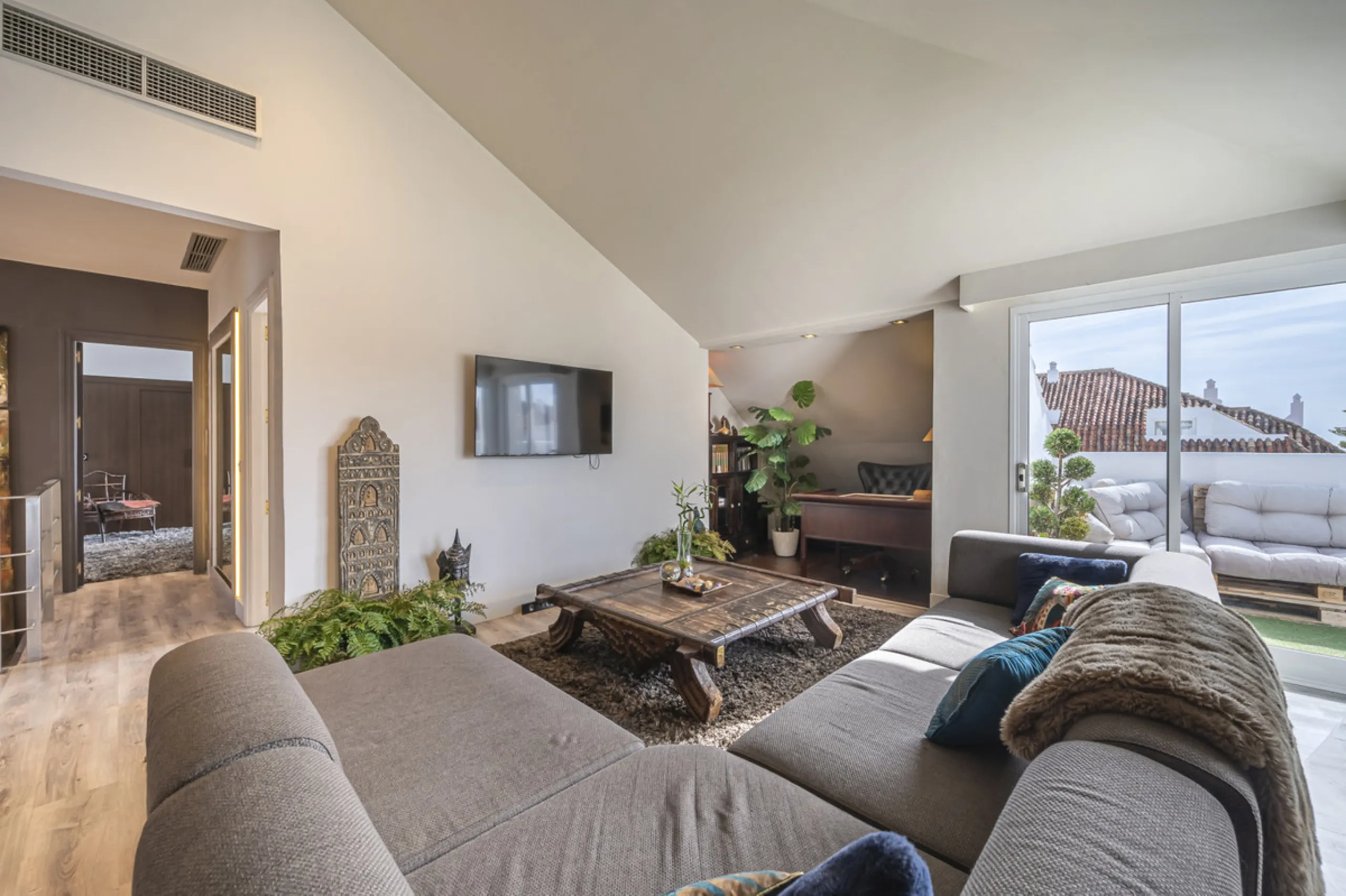 This bright penthouse is situated within one of the most prestigious gated communities in Las Lomas del Marbella Club, offering 24-hour concierge service, security, and lush gardens with three swimming pools (including a heated one).