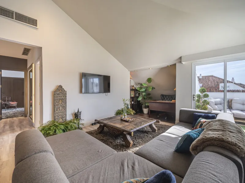 This bright penthouse is situated within one of the most prestigious gated communities in Las Lomas del Marbella Club, offering 24-hour concierge service, security, and lush gardens with three swimming pools (including a heated one).