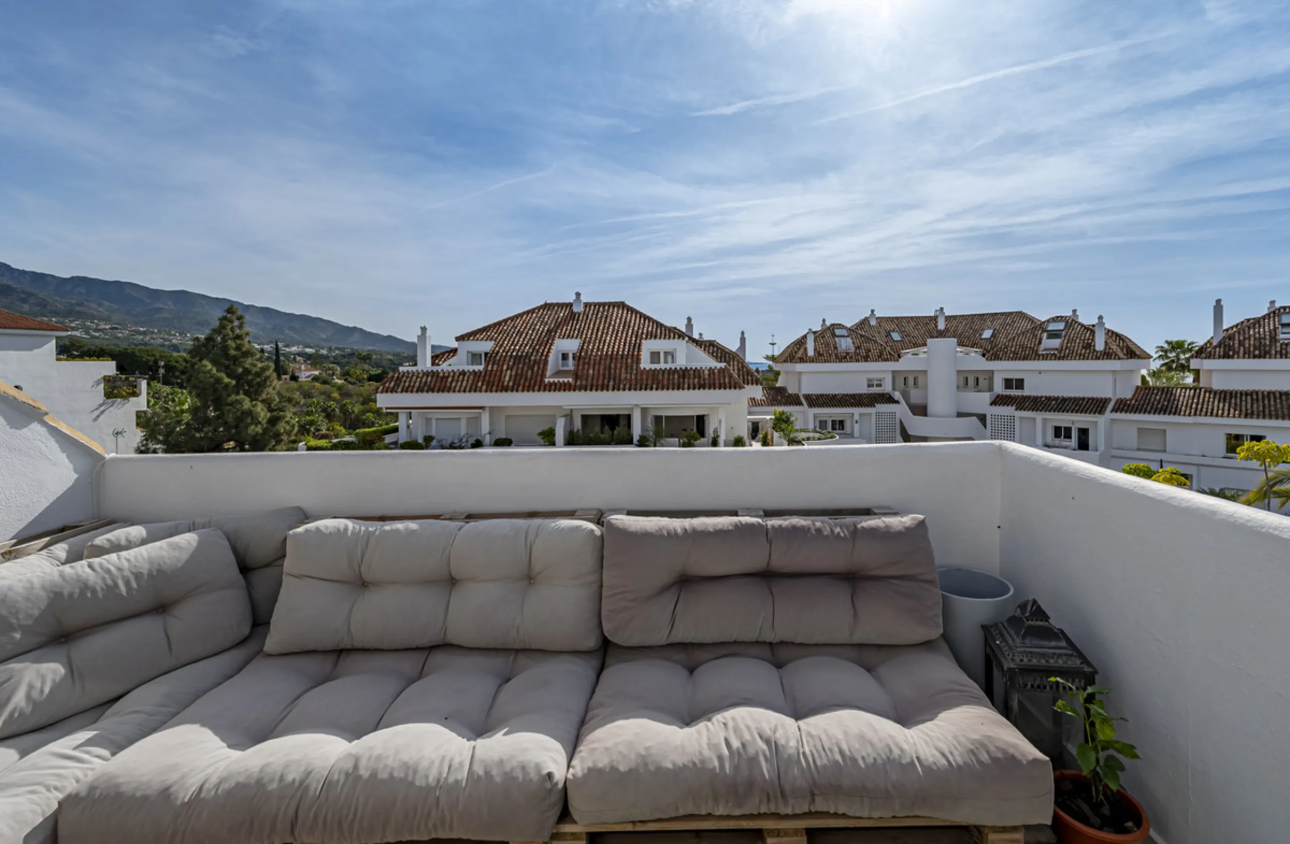 This bright penthouse is situated within one of the most prestigious gated communities in Las Lomas del Marbella Club, offering 24-hour concierge service, security, and lush gardens with three swimming pools (including a heated one).