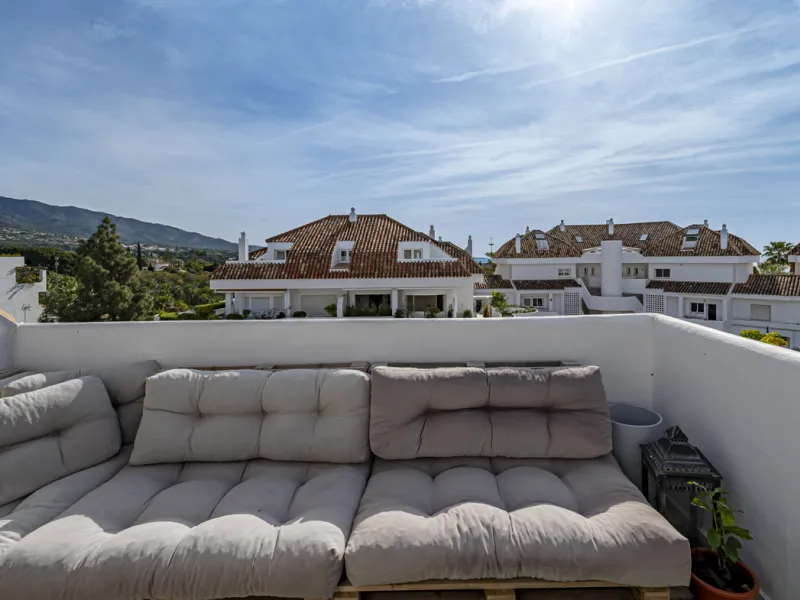 This bright penthouse is situated within one of the most prestigious gated communities in Las Lomas del Marbella Club, offering 24-hour concierge service, security, and lush gardens with three swimming pools (including a heated one).