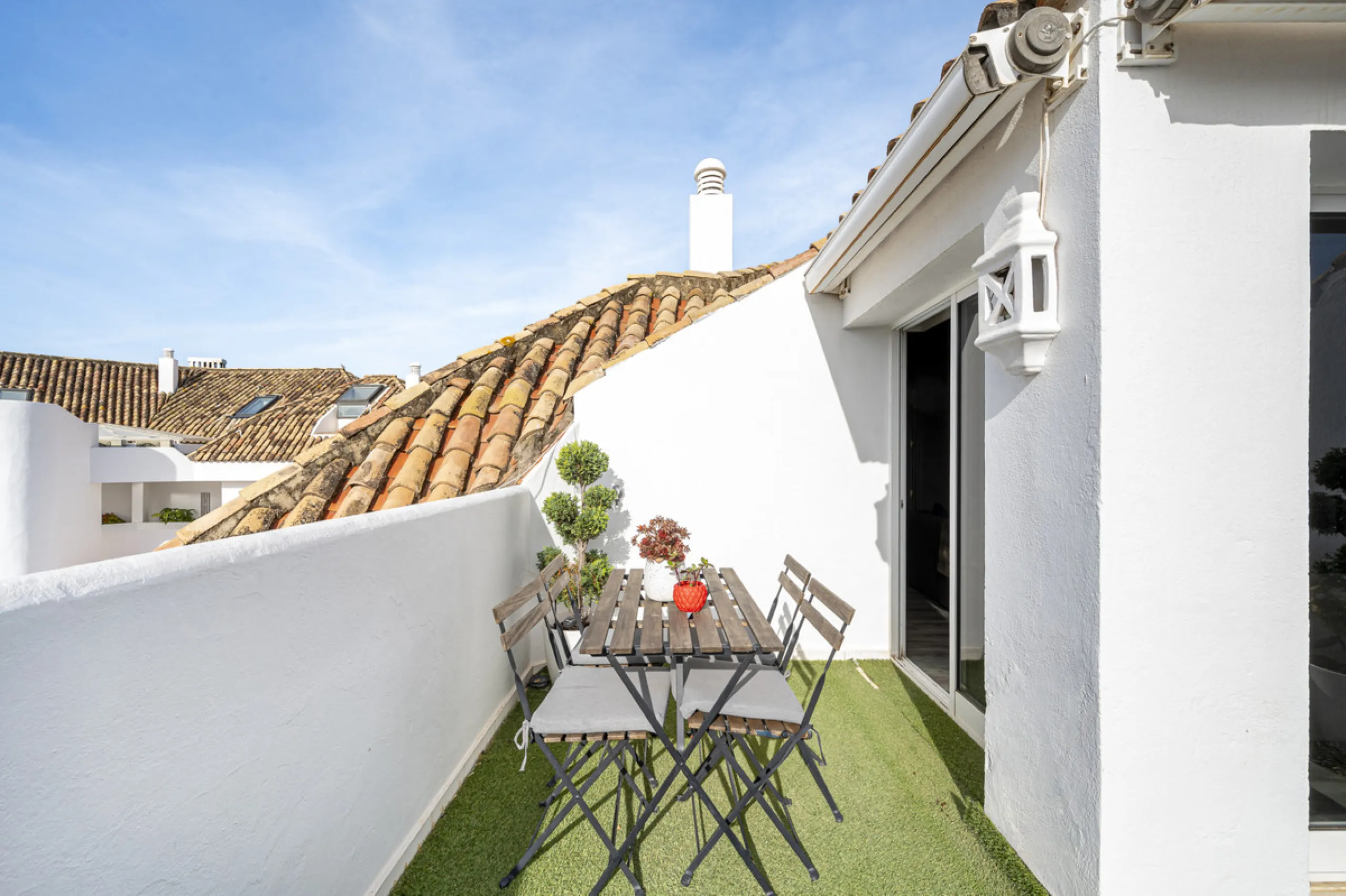 This bright penthouse is situated within one of the most prestigious gated communities in Las Lomas del Marbella Club, offering 24-hour concierge service, security, and lush gardens with three swimming pools (including a heated one).