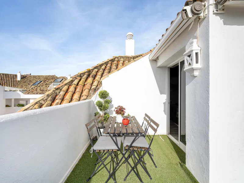 This bright penthouse is situated within one of the most prestigious gated communities in Las Lomas del Marbella Club, offering 24-hour concierge service, security, and lush gardens with three swimming pools (including a heated one).