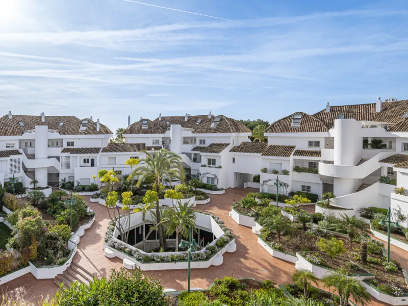 This bright penthouse is situated within one of the most prestigious gated communities in Las Lomas del Marbella Club, offering 24-hour concierge service, security, and lush gardens with three swimming pools (including a heated one).