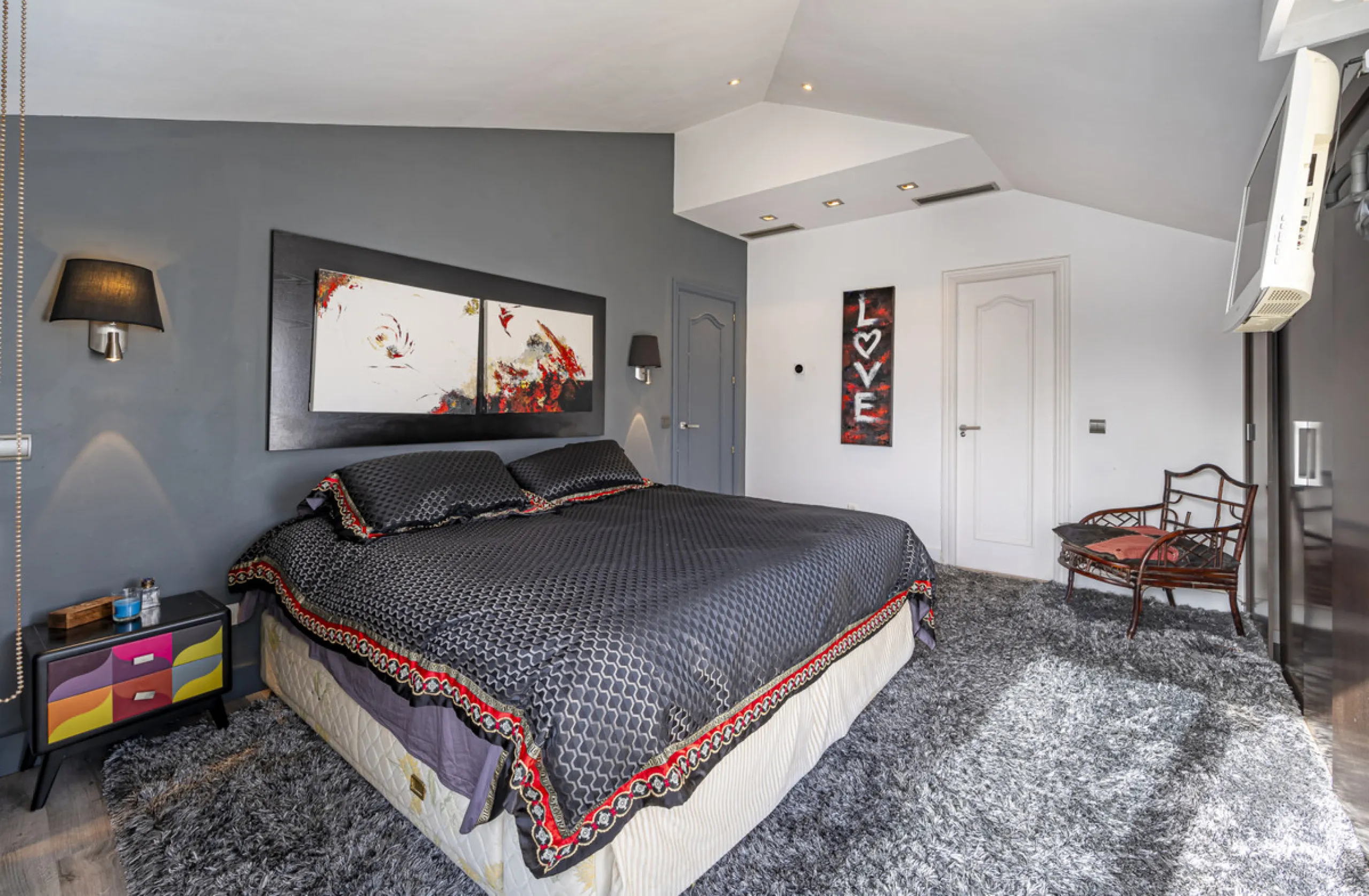 This bright penthouse is situated within one of the most prestigious gated communities in Las Lomas del Marbella Club, offering 24-hour concierge service, security, and lush gardens with three swimming pools (including a heated one).
