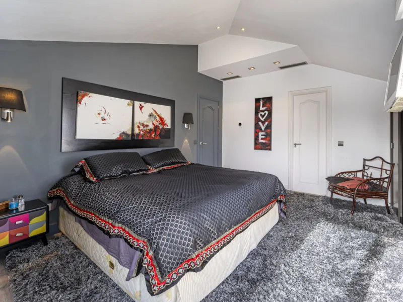This bright penthouse is situated within one of the most prestigious gated communities in Las Lomas del Marbella Club, offering 24-hour concierge service, security, and lush gardens with three swimming pools (including a heated one).