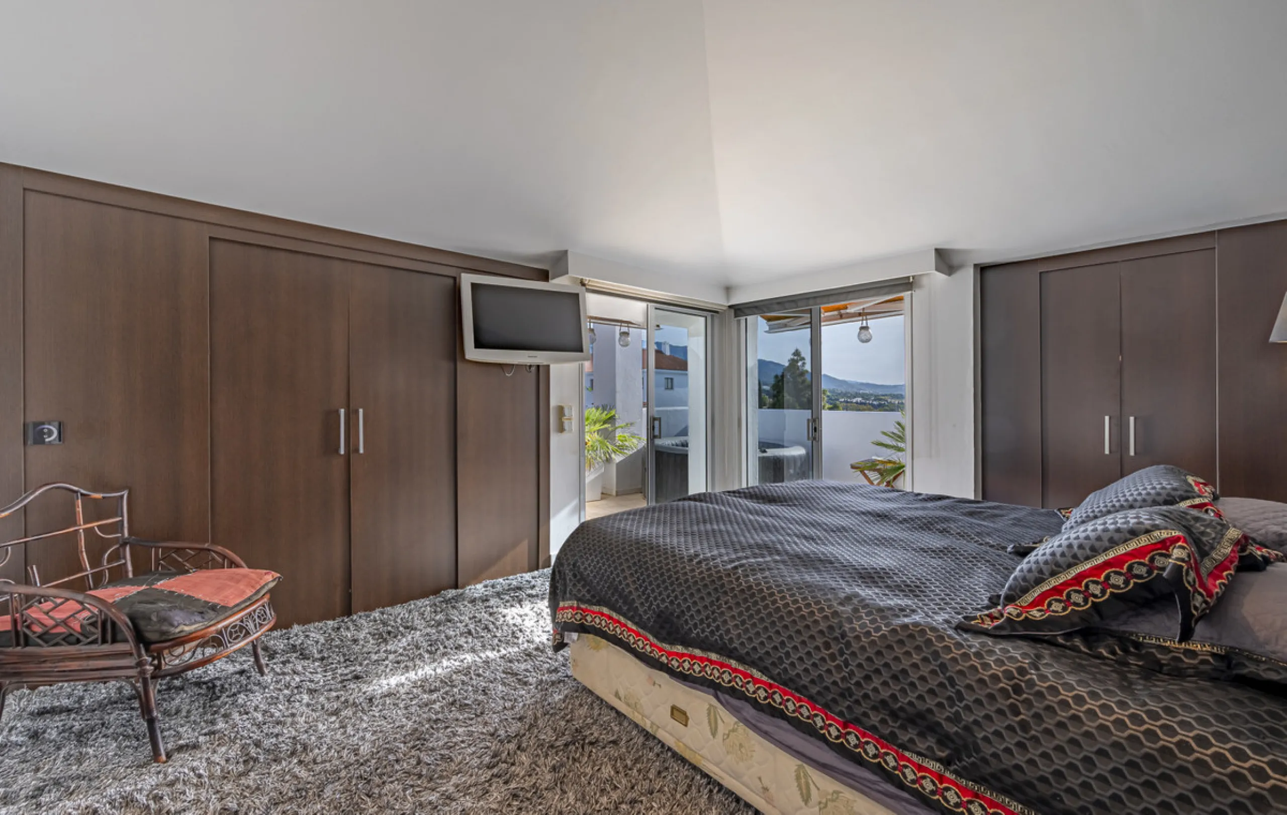 This bright penthouse is situated within one of the most prestigious gated communities in Las Lomas del Marbella Club, offering 24-hour concierge service, security, and lush gardens with three swimming pools (including a heated one).