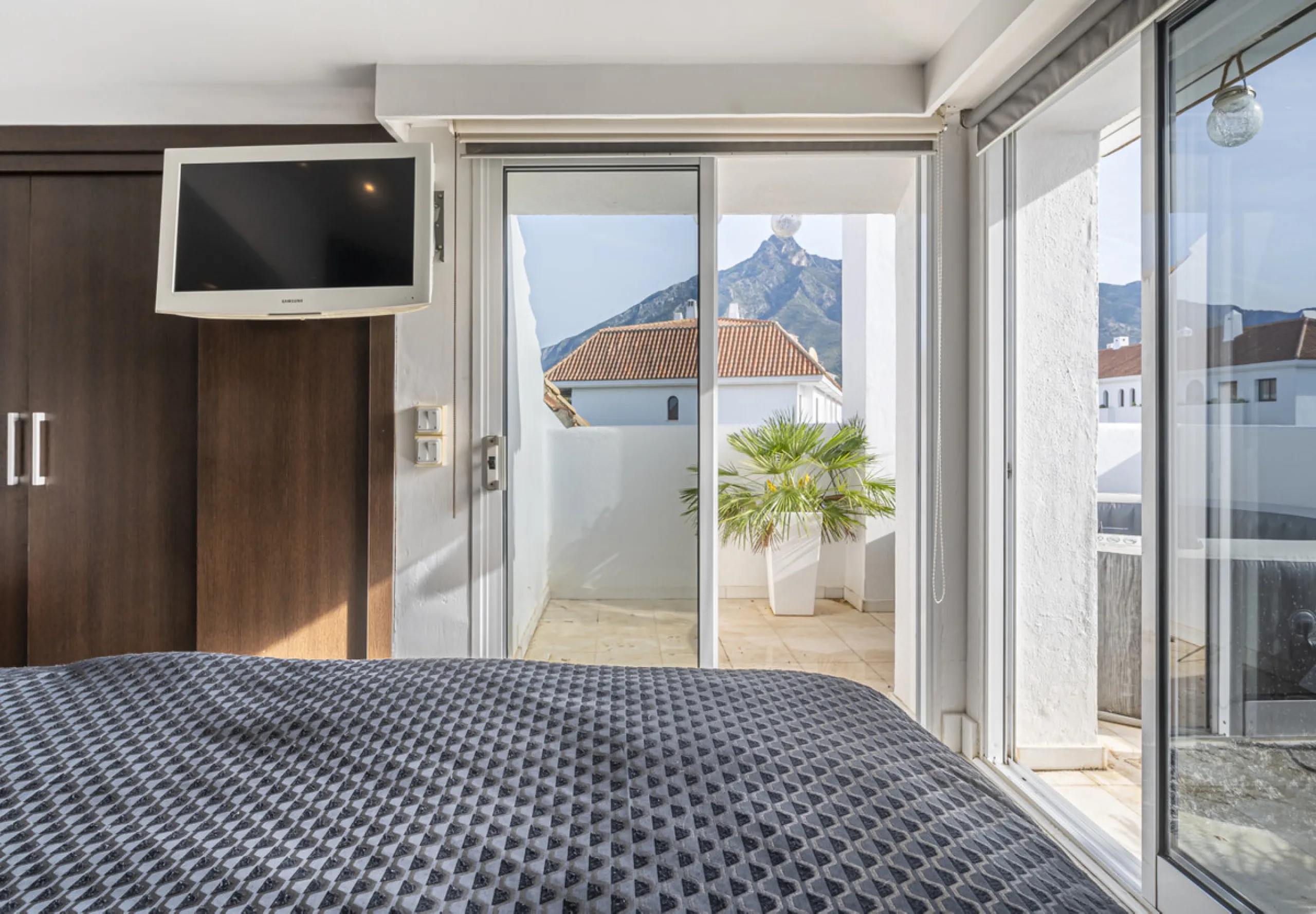 This bright penthouse is situated within one of the most prestigious gated communities in Las Lomas del Marbella Club, offering 24-hour concierge service, security, and lush gardens with three swimming pools (including a heated one).