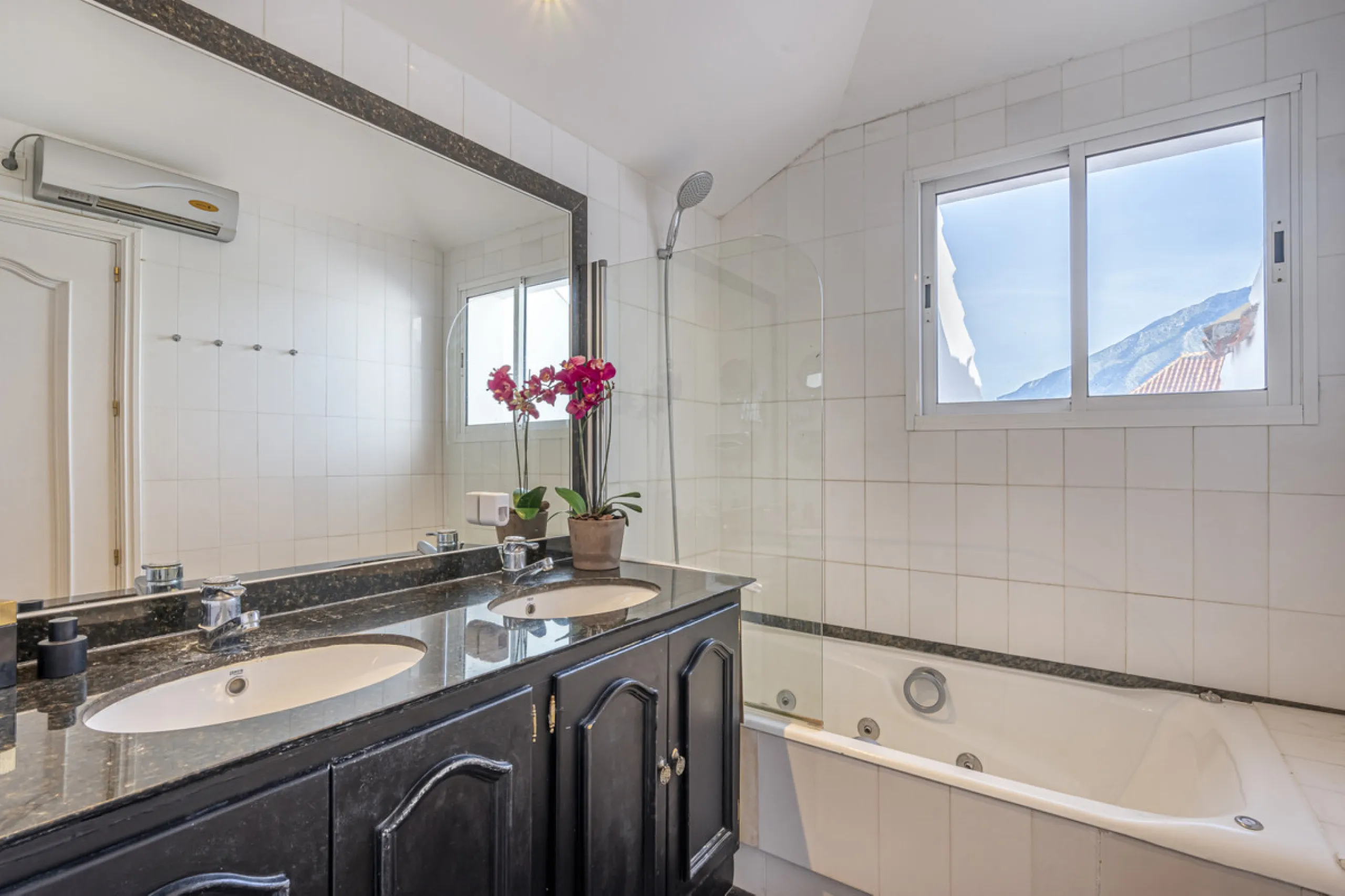 This bright penthouse is situated within one of the most prestigious gated communities in Las Lomas del Marbella Club, offering 24-hour concierge service, security, and lush gardens with three swimming pools (including a heated one).