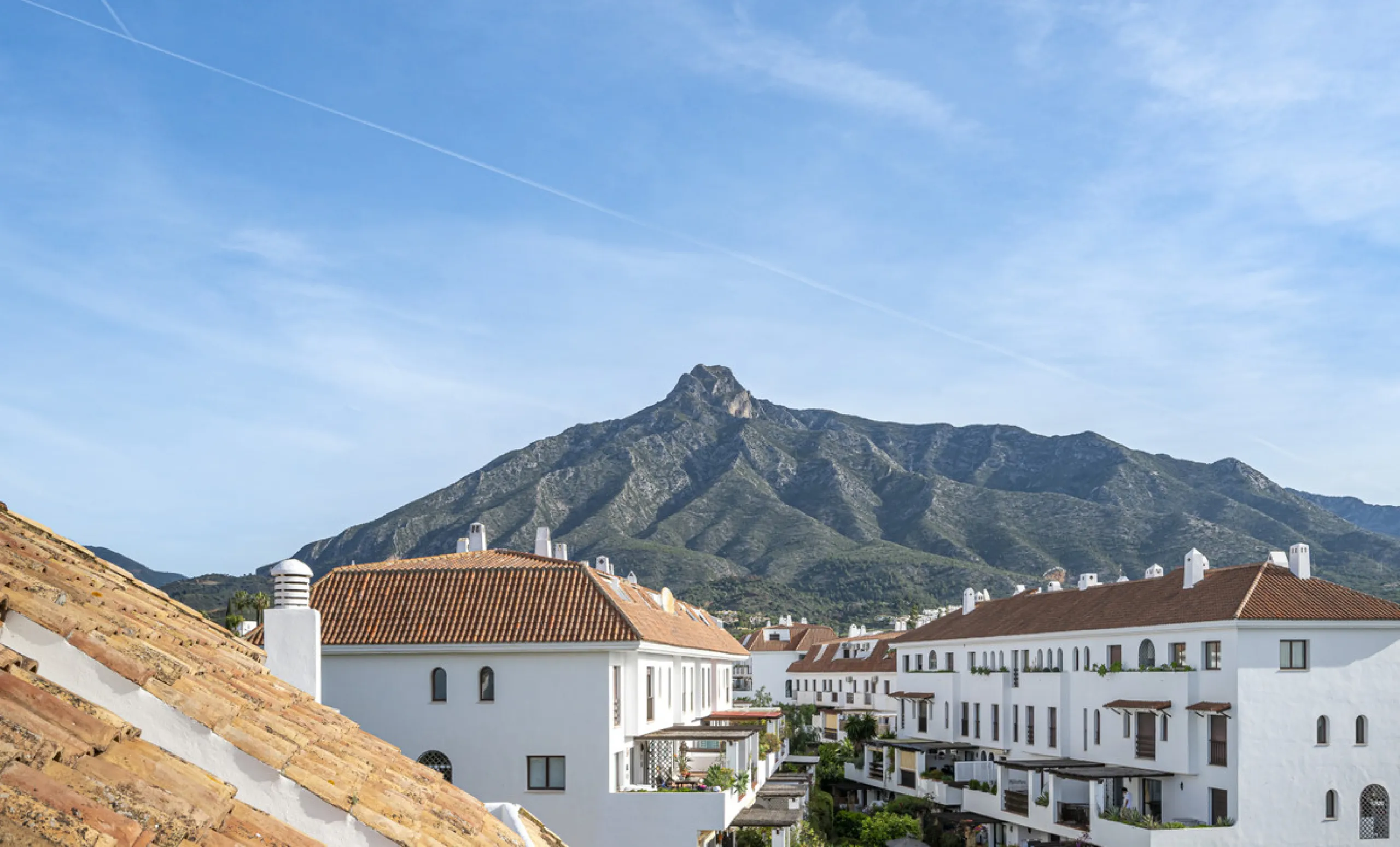 This bright penthouse is situated within one of the most prestigious gated communities in Las Lomas del Marbella Club, offering 24-hour concierge service, security, and lush gardens with three swimming pools (including a heated one).