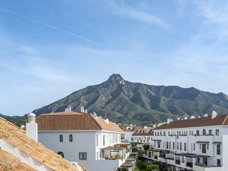 This bright penthouse is situated within one of the most prestigious gated communities in Las Lomas del Marbella Club, offering 24-hour concierge service, security, and lush gardens with three swimming pools (including a heated one).
