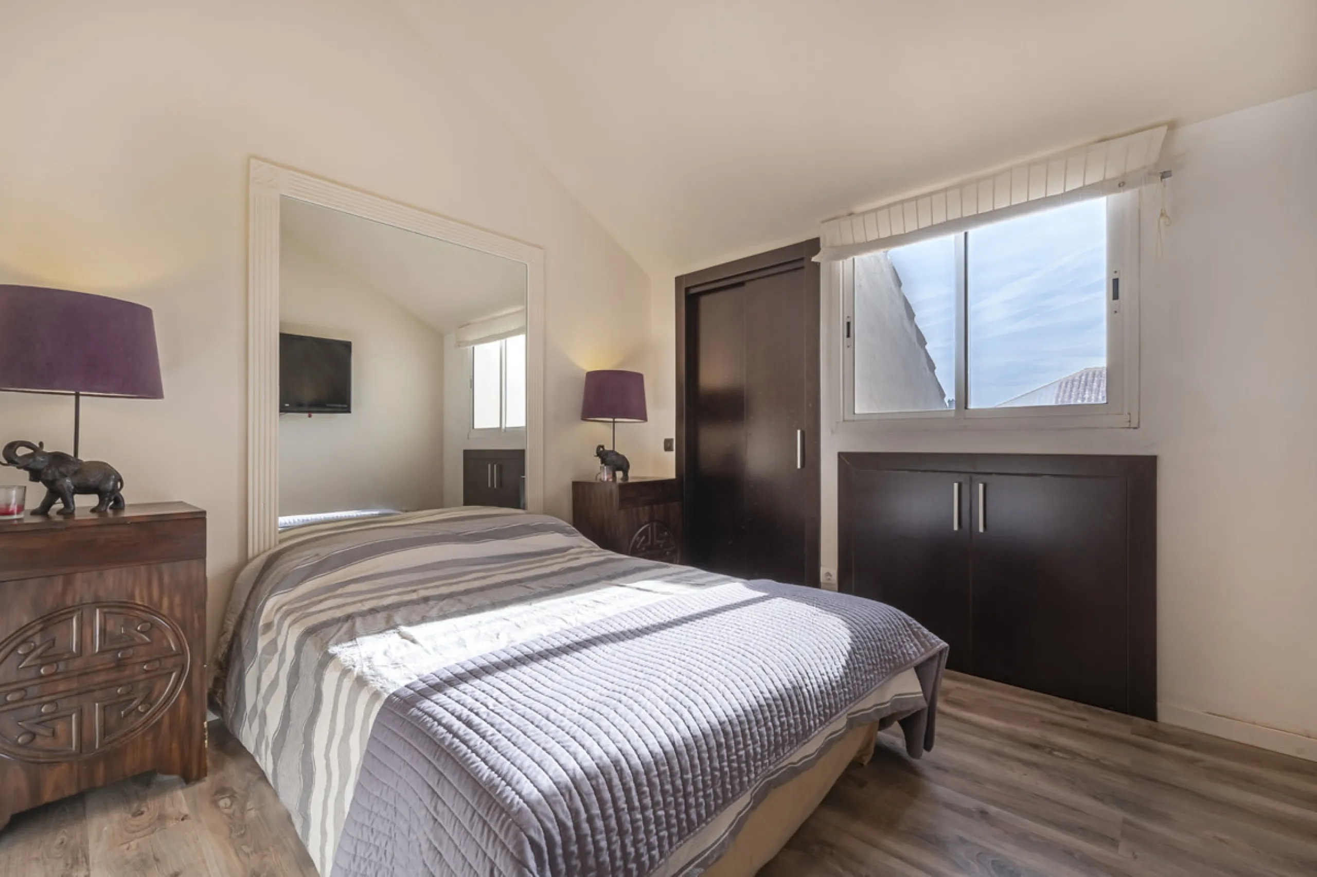 This bright penthouse is situated within one of the most prestigious gated communities in Las Lomas del Marbella Club, offering 24-hour concierge service, security, and lush gardens with three swimming pools (including a heated one).