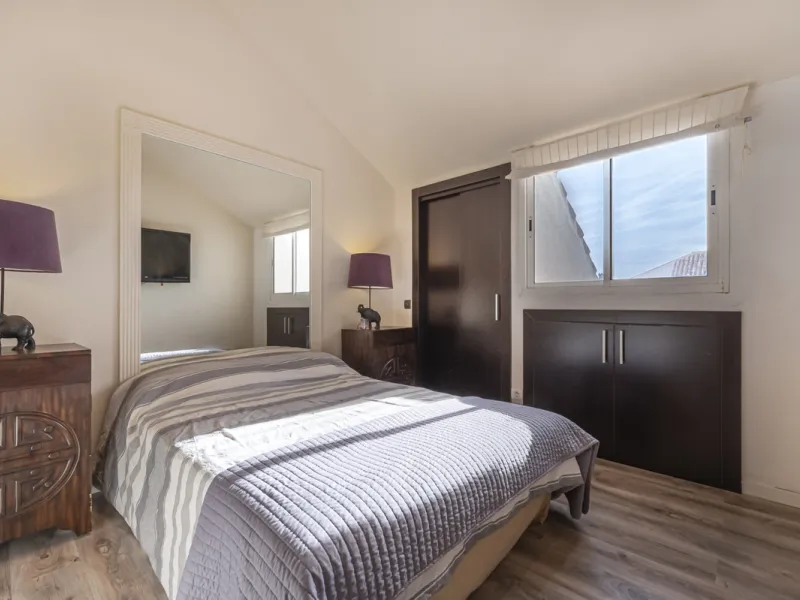 This bright penthouse is situated within one of the most prestigious gated communities in Las Lomas del Marbella Club, offering 24-hour concierge service, security, and lush gardens with three swimming pools (including a heated one).