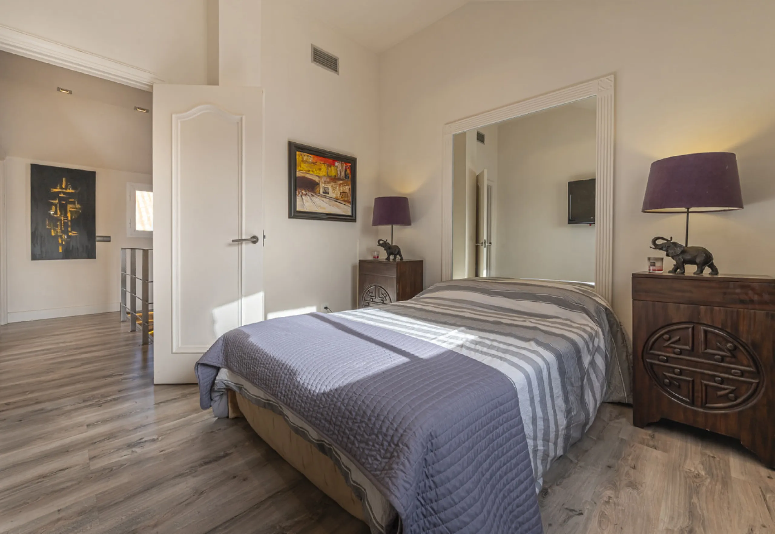 This bright penthouse is situated within one of the most prestigious gated communities in Las Lomas del Marbella Club, offering 24-hour concierge service, security, and lush gardens with three swimming pools (including a heated one).