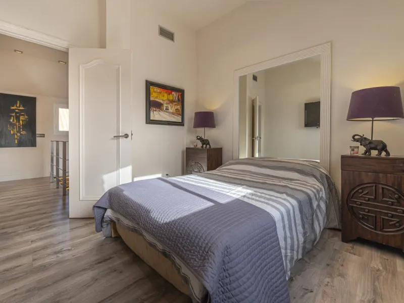 This bright penthouse is situated within one of the most prestigious gated communities in Las Lomas del Marbella Club, offering 24-hour concierge service, security, and lush gardens with three swimming pools (including a heated one).