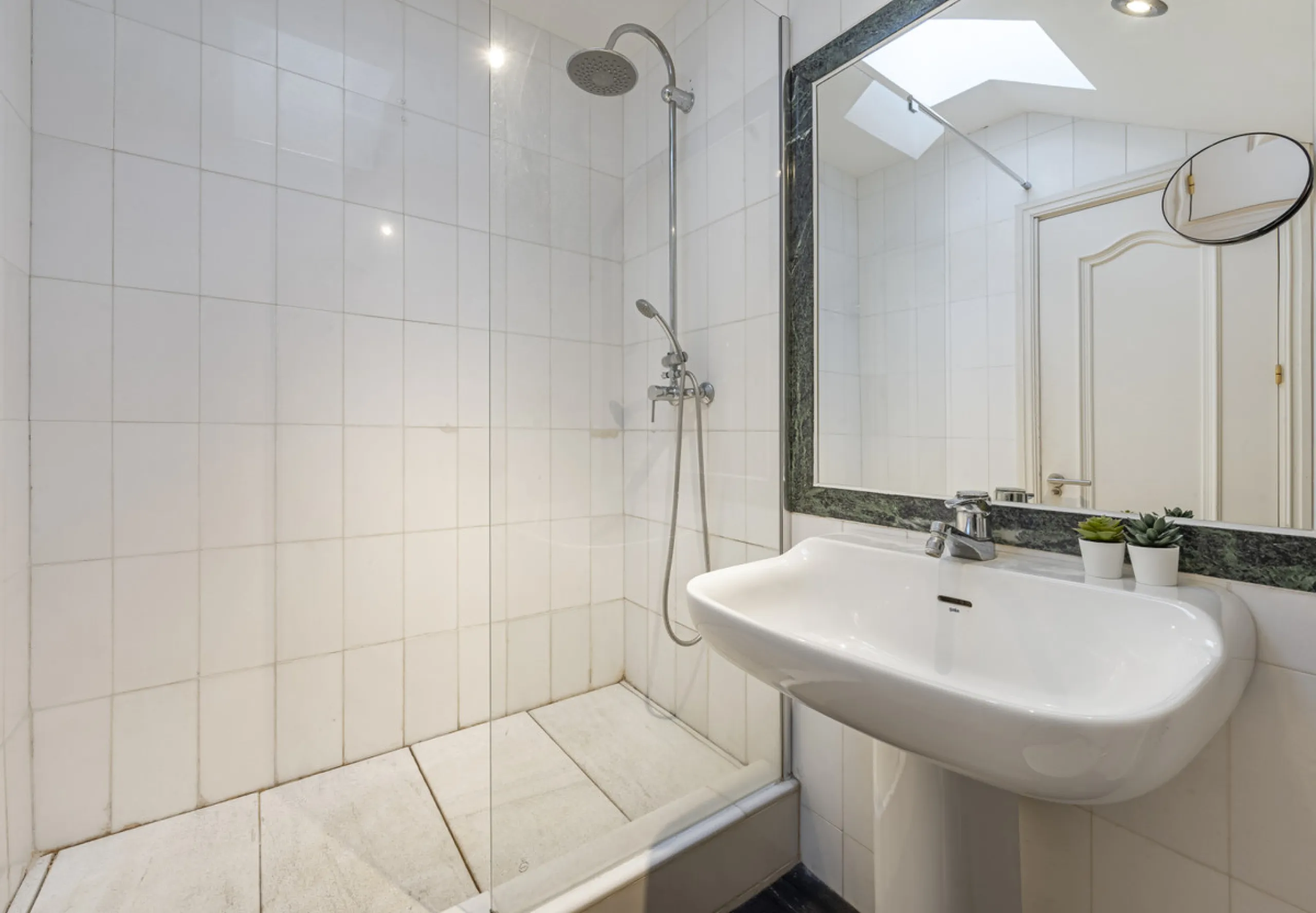 This bright penthouse is situated within one of the most prestigious gated communities in Las Lomas del Marbella Club, offering 24-hour concierge service, security, and lush gardens with three swimming pools (including a heated one).