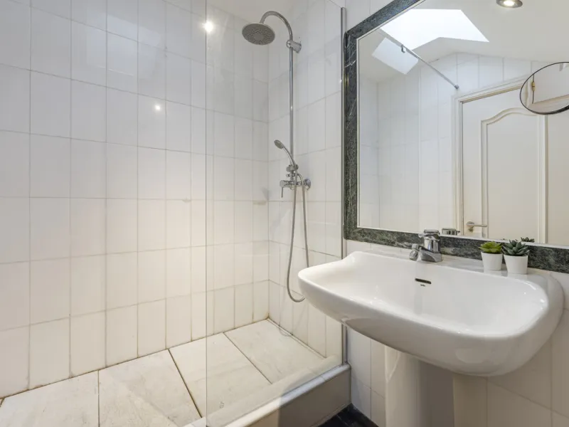 This bright penthouse is situated within one of the most prestigious gated communities in Las Lomas del Marbella Club, offering 24-hour concierge service, security, and lush gardens with three swimming pools (including a heated one).