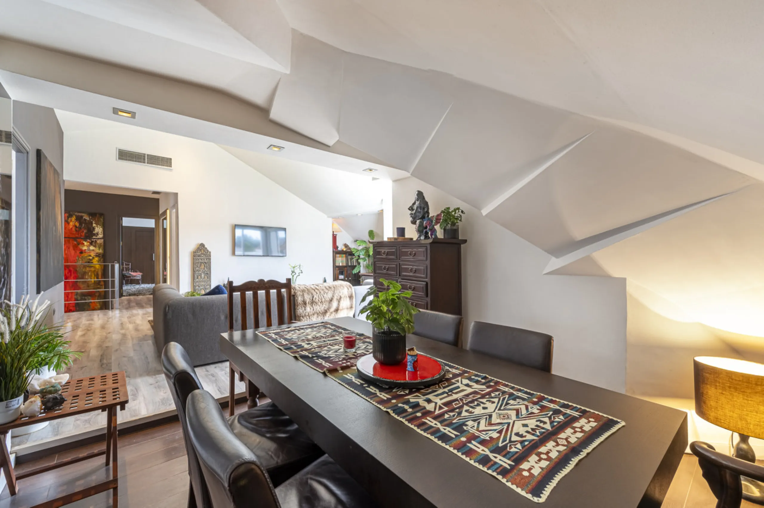 This bright penthouse is situated within one of the most prestigious gated communities in Las Lomas del Marbella Club, offering 24-hour concierge service, security, and lush gardens with three swimming pools (including a heated one).
