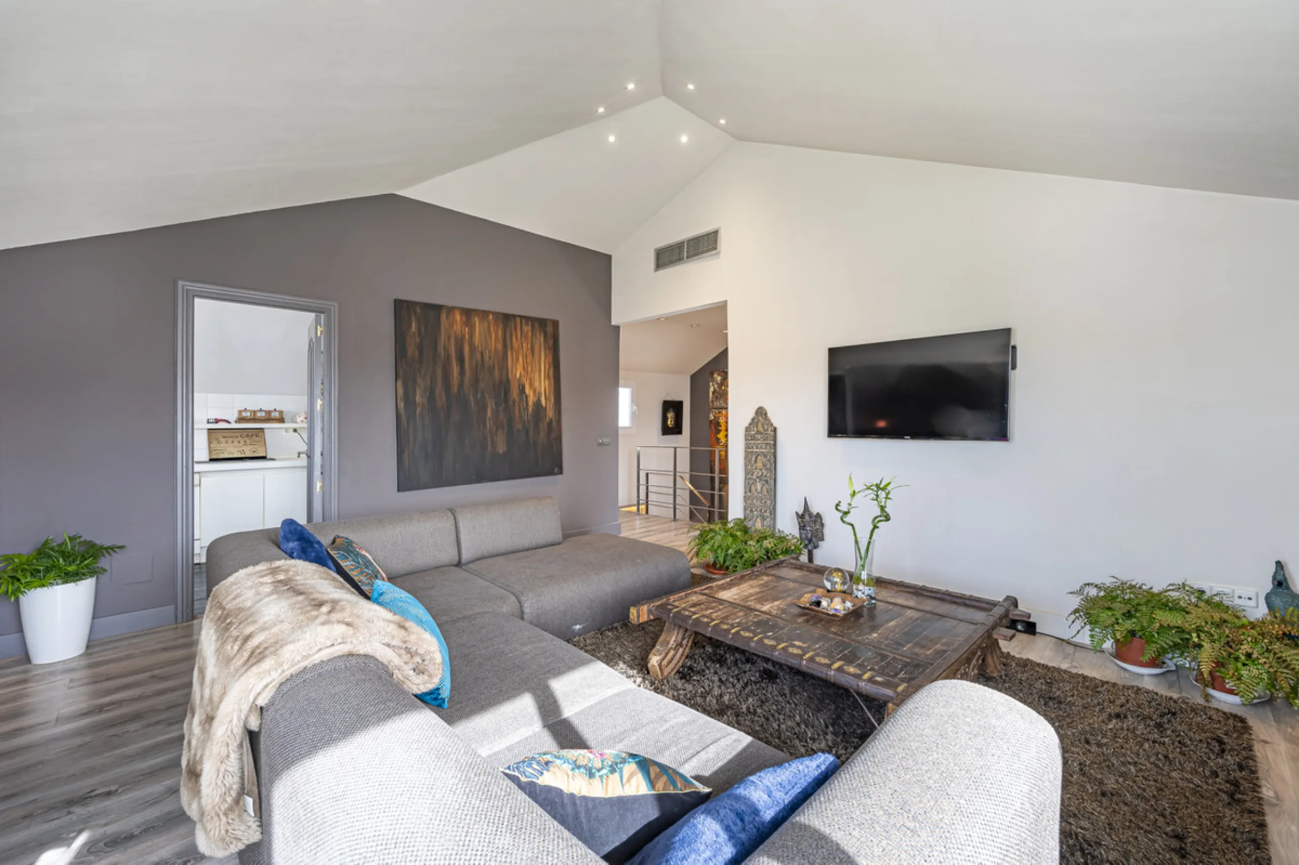 This bright penthouse is situated within one of the most prestigious gated communities in Las Lomas del Marbella Club, offering 24-hour concierge service, security, and lush gardens with three swimming pools (including a heated one).