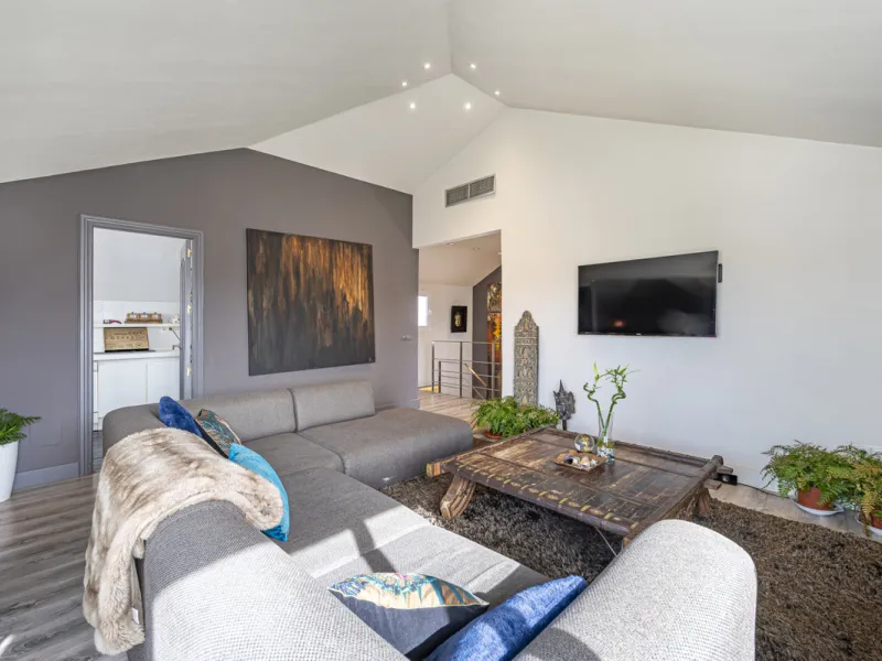This bright penthouse is situated within one of the most prestigious gated communities in Las Lomas del Marbella Club, offering 24-hour concierge service, security, and lush gardens with three swimming pools (including a heated one).
