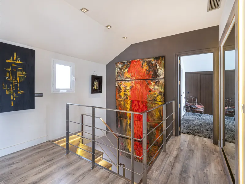 This bright penthouse is situated within one of the most prestigious gated communities in Las Lomas del Marbella Club, offering 24-hour concierge service, security, and lush gardens with three swimming pools (including a heated one).