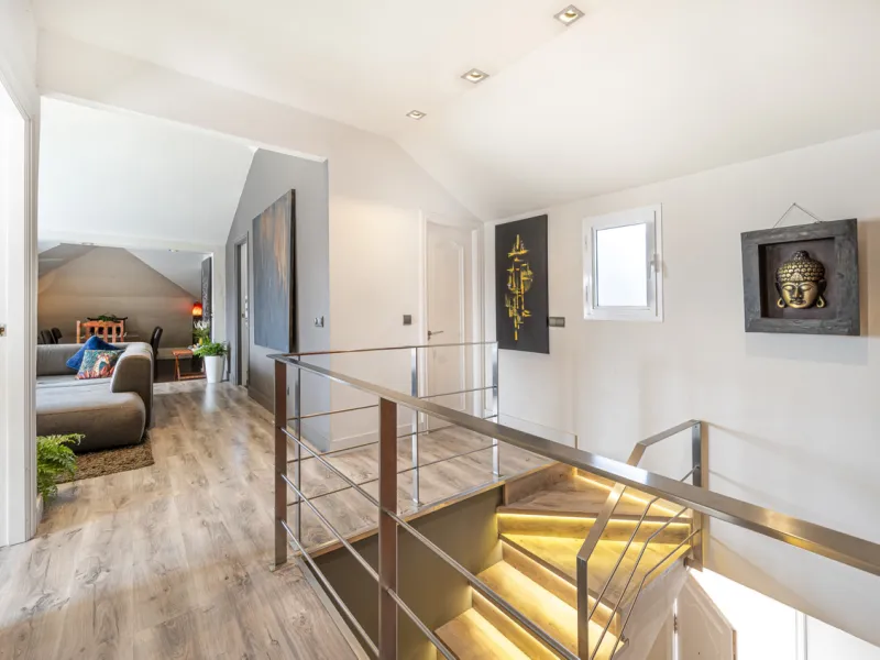 This bright penthouse is situated within one of the most prestigious gated communities in Las Lomas del Marbella Club, offering 24-hour concierge service, security, and lush gardens with three swimming pools (including a heated one).