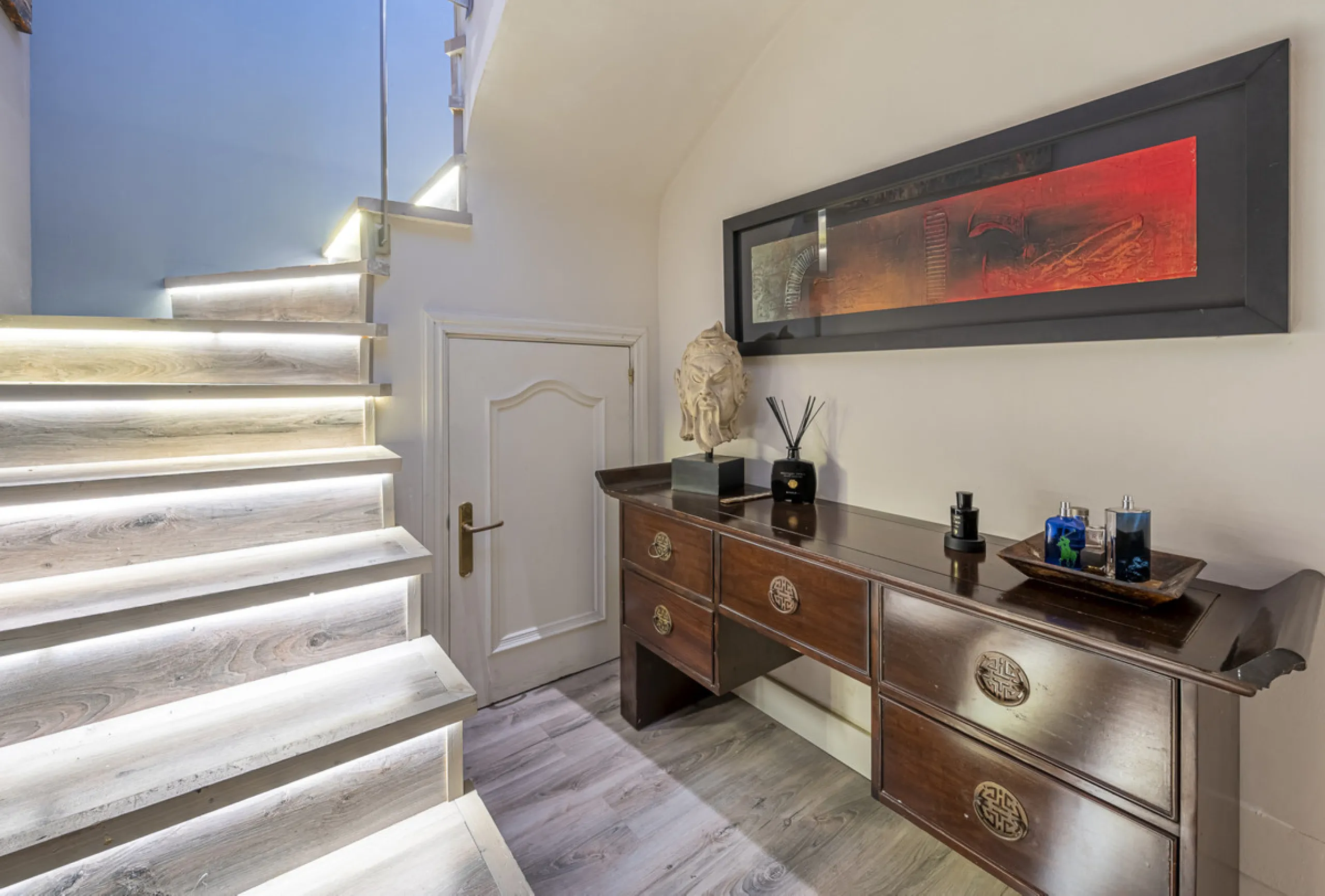 This bright penthouse is situated within one of the most prestigious gated communities in Las Lomas del Marbella Club, offering 24-hour concierge service, security, and lush gardens with three swimming pools (including a heated one).