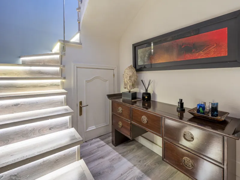 This bright penthouse is situated within one of the most prestigious gated communities in Las Lomas del Marbella Club, offering 24-hour concierge service, security, and lush gardens with three swimming pools (including a heated one).