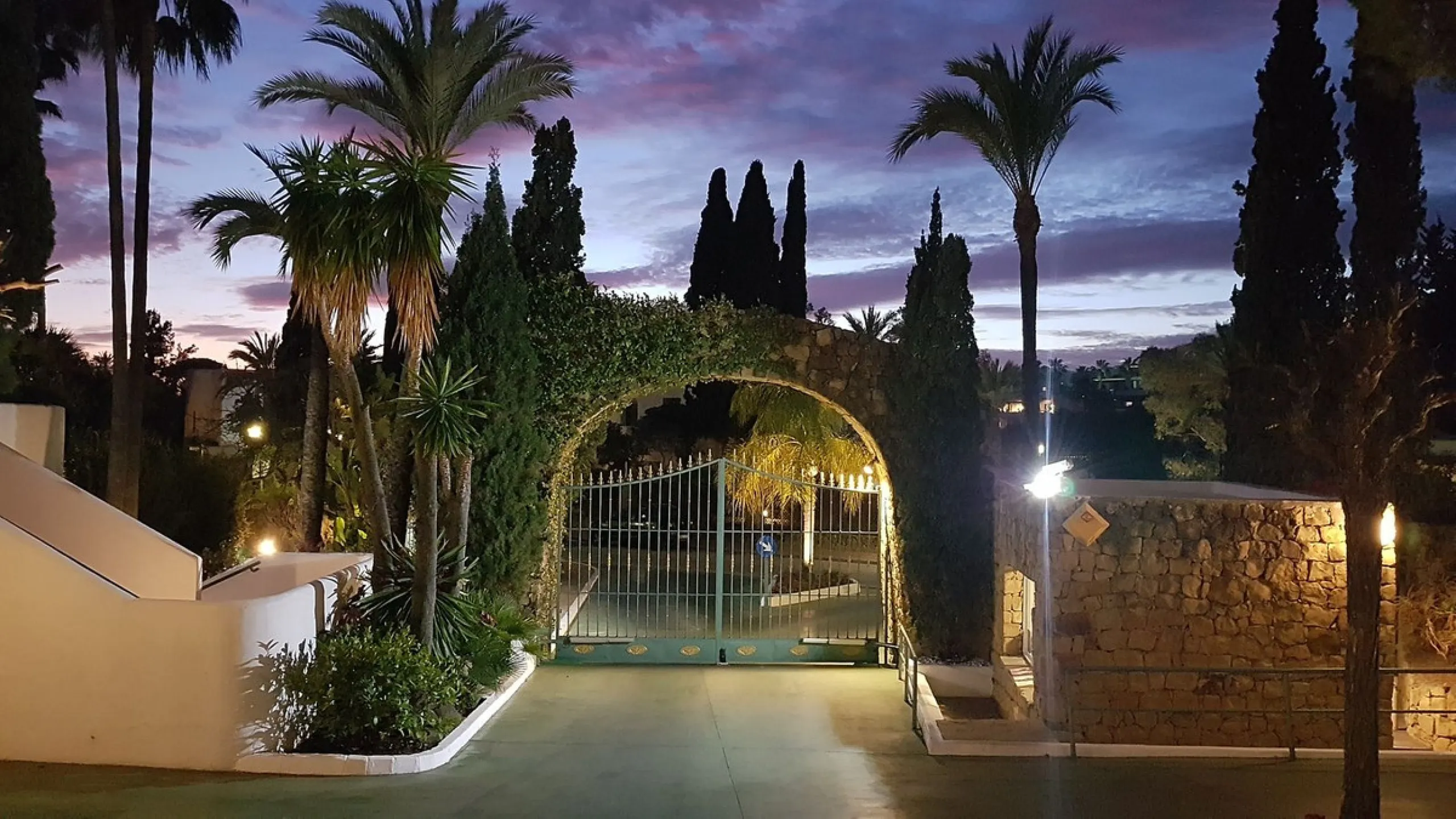 This bright penthouse is situated within one of the most prestigious gated communities in Las Lomas del Marbella Club, offering 24-hour concierge service, security, and lush gardens with three swimming pools (including a heated one).