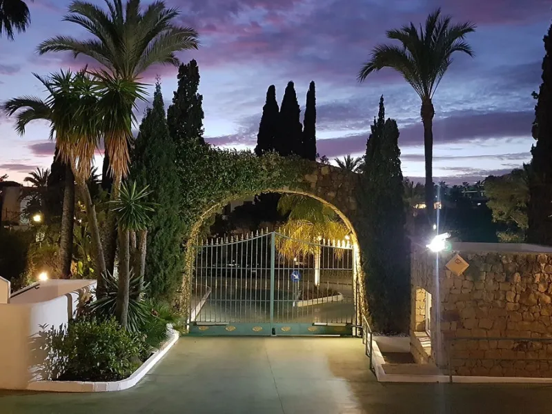 This bright penthouse is situated within one of the most prestigious gated communities in Las Lomas del Marbella Club, offering 24-hour concierge service, security, and lush gardens with three swimming pools (including a heated one).