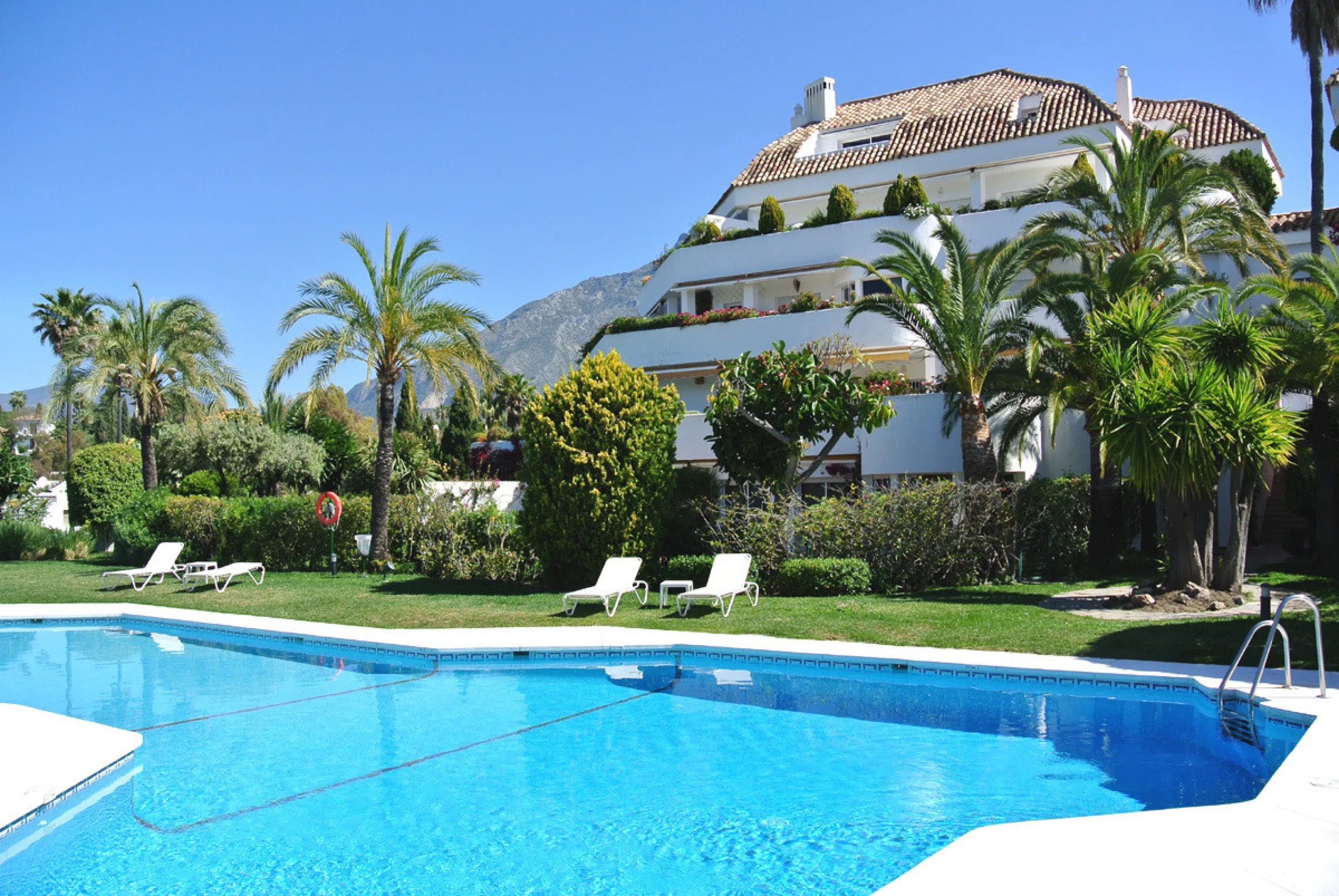 This bright penthouse is situated within one of the most prestigious gated communities in Las Lomas del Marbella Club, offering 24-hour concierge service, security, and lush gardens with three swimming pools (including a heated one).