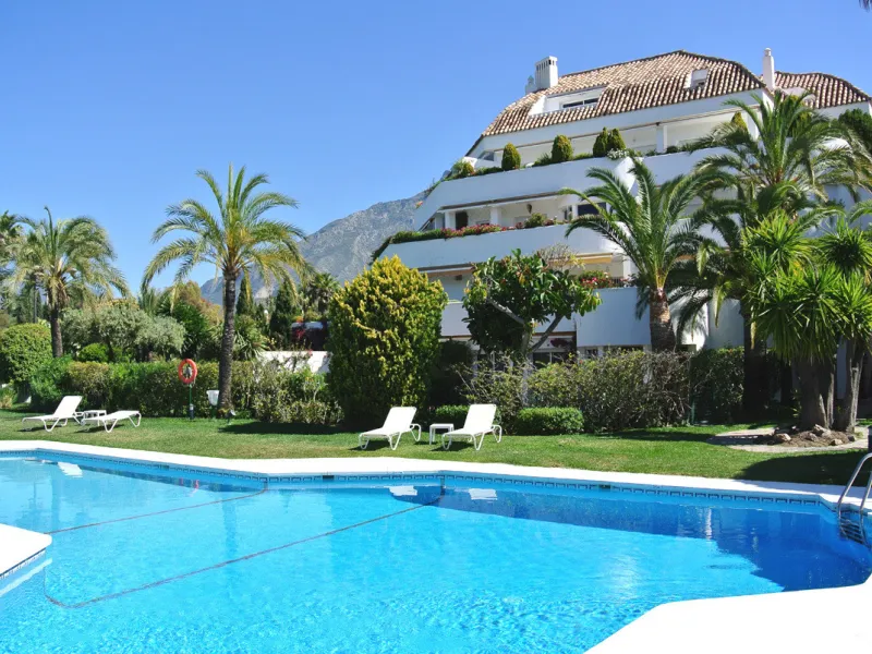 This bright penthouse is situated within one of the most prestigious gated communities in Las Lomas del Marbella Club, offering 24-hour concierge service, security, and lush gardens with three swimming pools (including a heated one).
