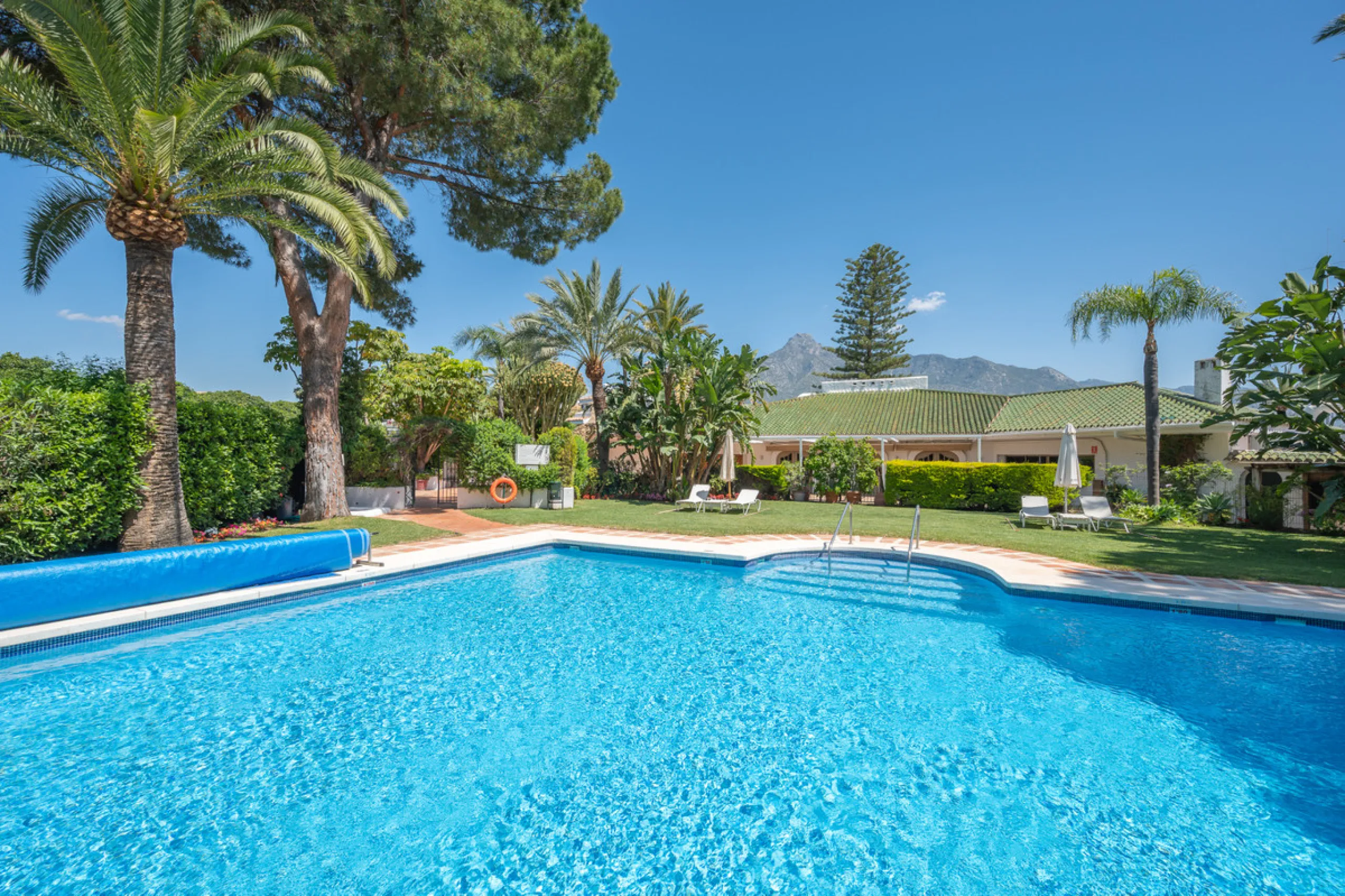 This bright penthouse is situated within one of the most prestigious gated communities in Las Lomas del Marbella Club, offering 24-hour concierge service, security, and lush gardens with three swimming pools (including a heated one).