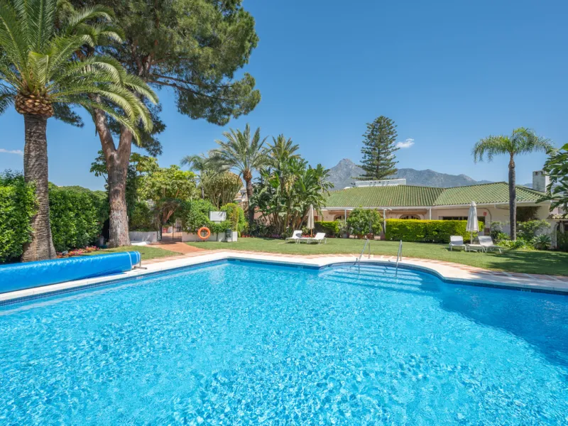 This bright penthouse is situated within one of the most prestigious gated communities in Las Lomas del Marbella Club, offering 24-hour concierge service, security, and lush gardens with three swimming pools (including a heated one).