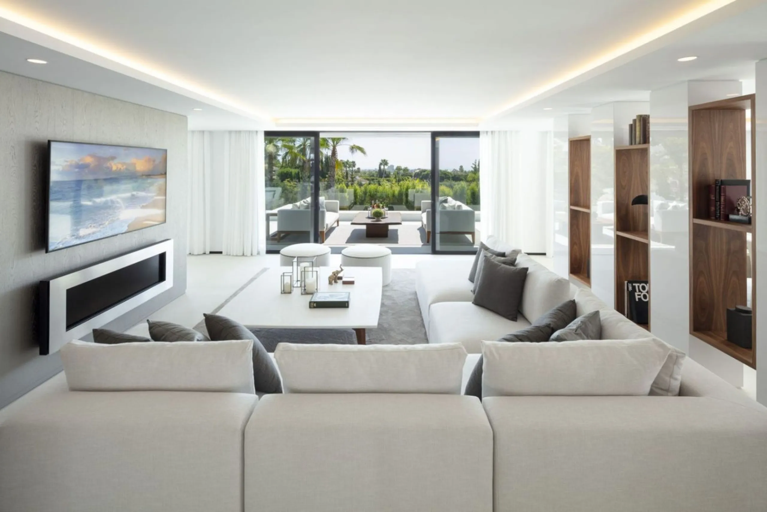 ESTEPONA, NEW GOLDEN MILE, BEACHSIDE PLOT WITH MODERN VILLA PROJECT & LICENCE INCLUDED IN THE PRICE (the cost of construction is NOT included)