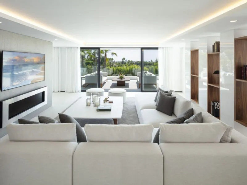 ESTEPONA, NEW GOLDEN MILE, BEACHSIDE PLOT WITH MODERN VILLA PROJECT & LICENCE INCLUDED IN THE PRICE (the cost of construction is NOT included)