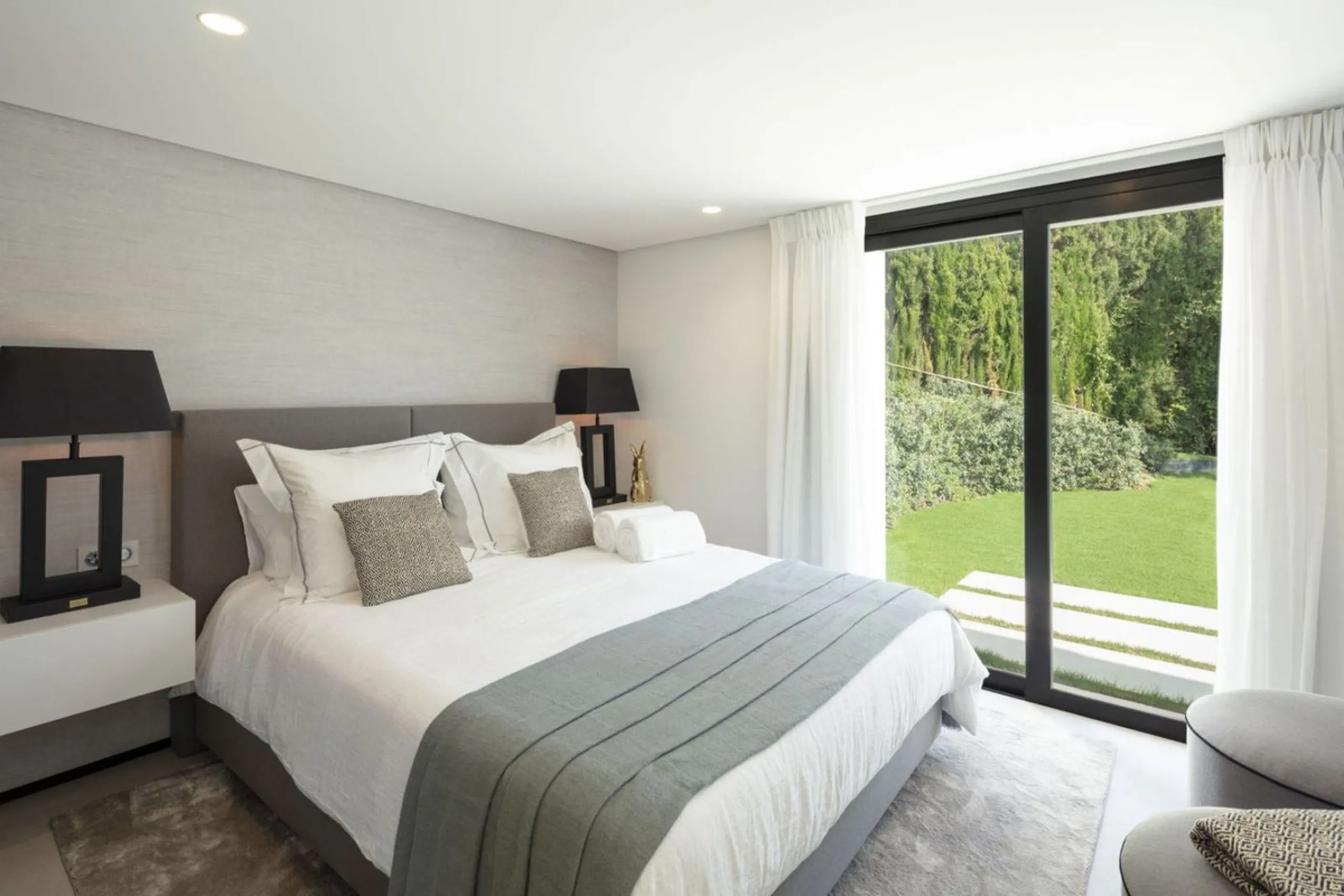 ESTEPONA, NEW GOLDEN MILE, BEACHSIDE PLOT WITH MODERN VILLA PROJECT & LICENCE INCLUDED IN THE PRICE (the cost of construction is NOT included)