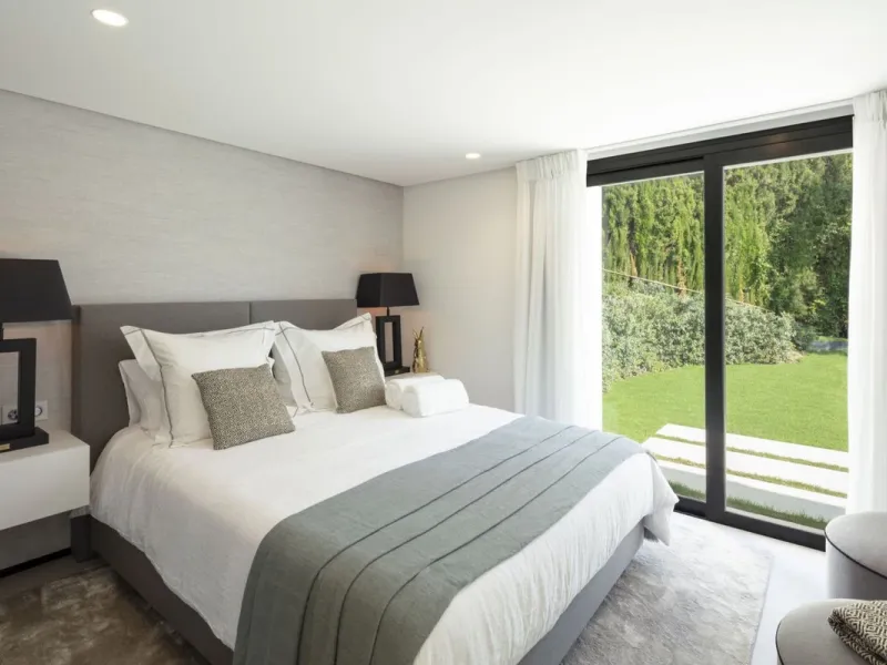 ESTEPONA, NEW GOLDEN MILE, BEACHSIDE PLOT WITH MODERN VILLA PROJECT & LICENCE INCLUDED IN THE PRICE (the cost of construction is NOT included)