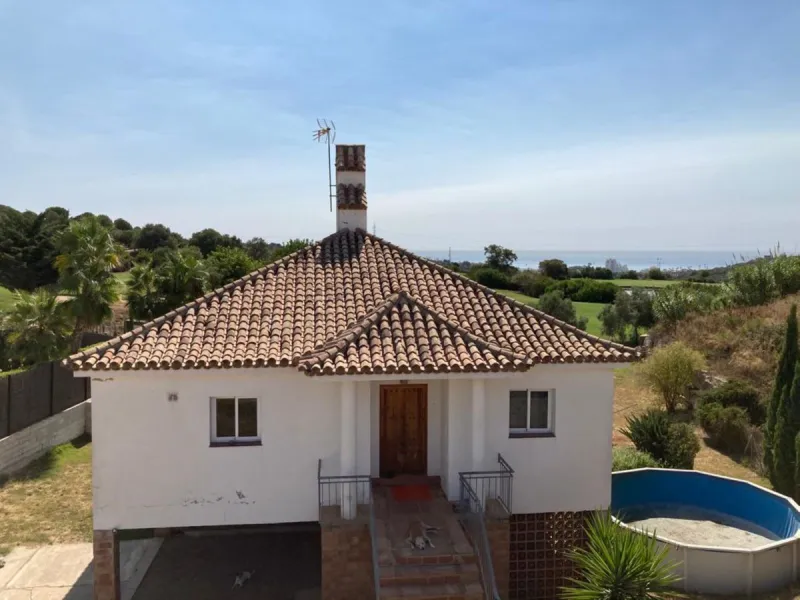 VILLA TO REFURBISH ON THE GOLF FRONTLINE WITH PANORAMIC SEA VIEWS, in an enviable position and distributed over two floors of 120 m each. Located only 10 minutes from the port of Estepona and 15 minutes to the port of La Duquesa. It has a plot of 1.154 m2
