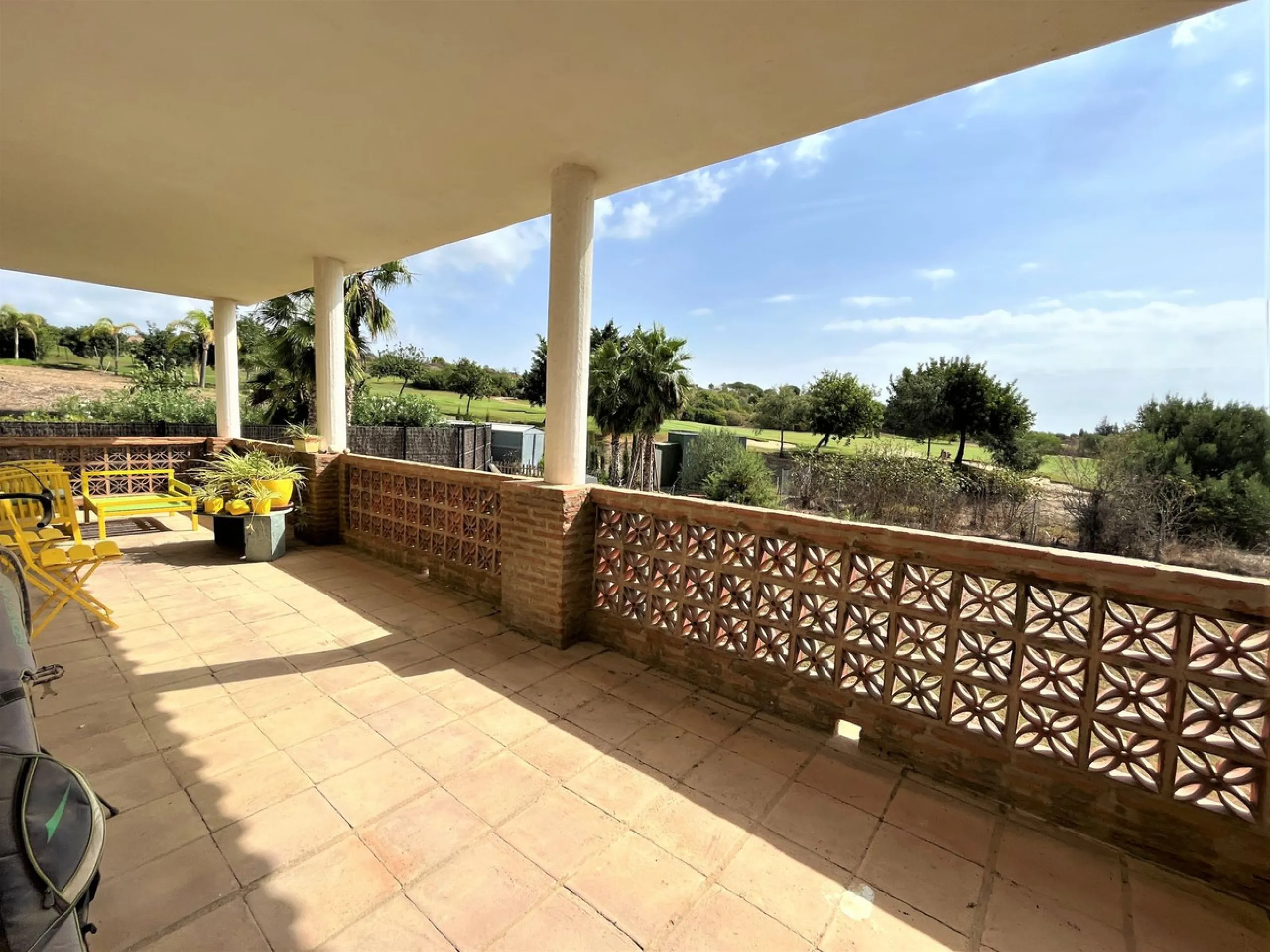 House - Detached Villa в продаже в Estepona, Málaga. В доме 3 спален и 1 ванных комнат. Площадь дома 260 м². Площадь участка 1154 м²
