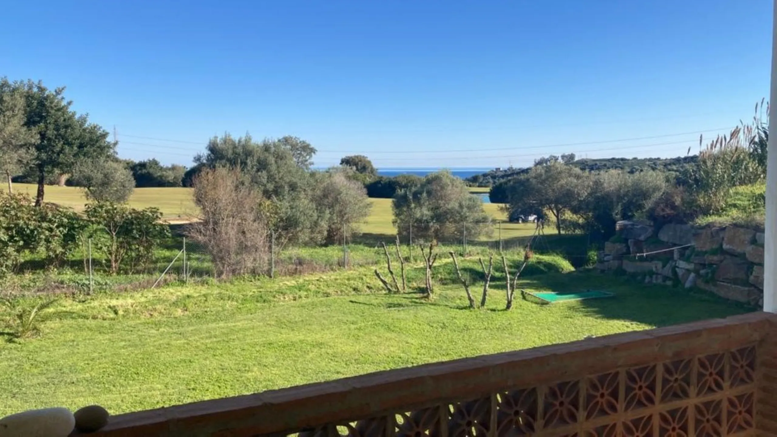 House - Detached Villa в продаже в Estepona, Málaga. В доме 3 спален и 1 ванных комнат. Площадь дома 260 м². Площадь участка 1154 м²