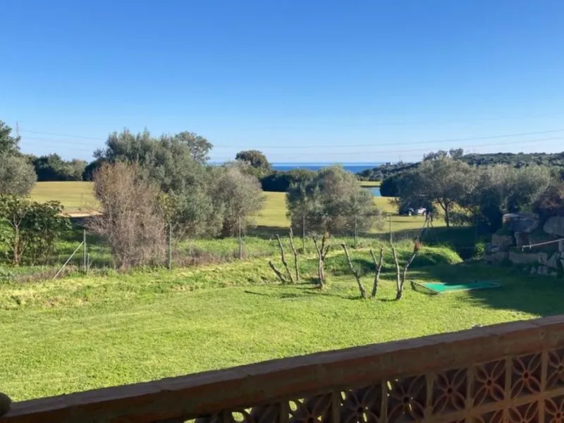 House - Detached Villa в продаже в Estepona, Málaga. В доме 3 спален и 1 ванных комнат. Площадь дома 260 м². Площадь участка 1154 м²