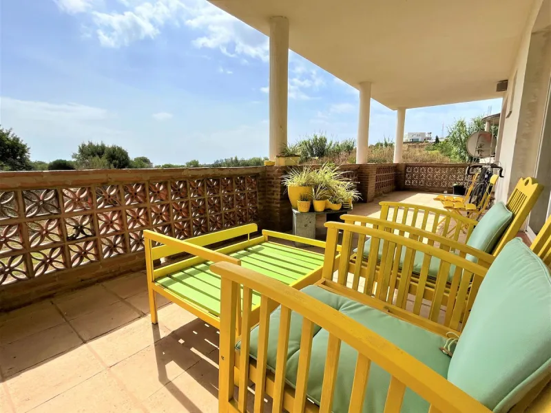 House - Detached Villa в продаже в Estepona, Málaga. В доме 3 спален и 1 ванных комнат. Площадь дома 260 м². Площадь участка 1154 м²