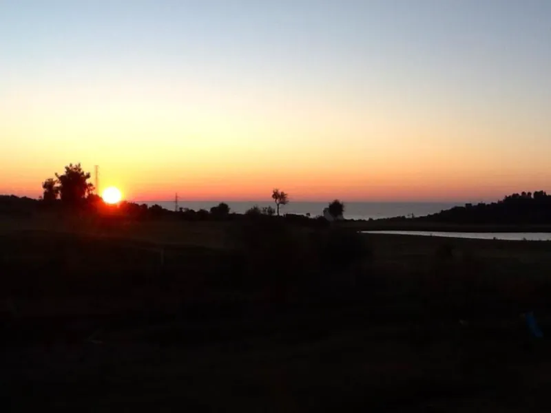 House - Detached Villa в продаже в Estepona, Málaga. В доме 3 спален и 1 ванных комнат. Площадь дома 260 м². Площадь участка 1154 м²