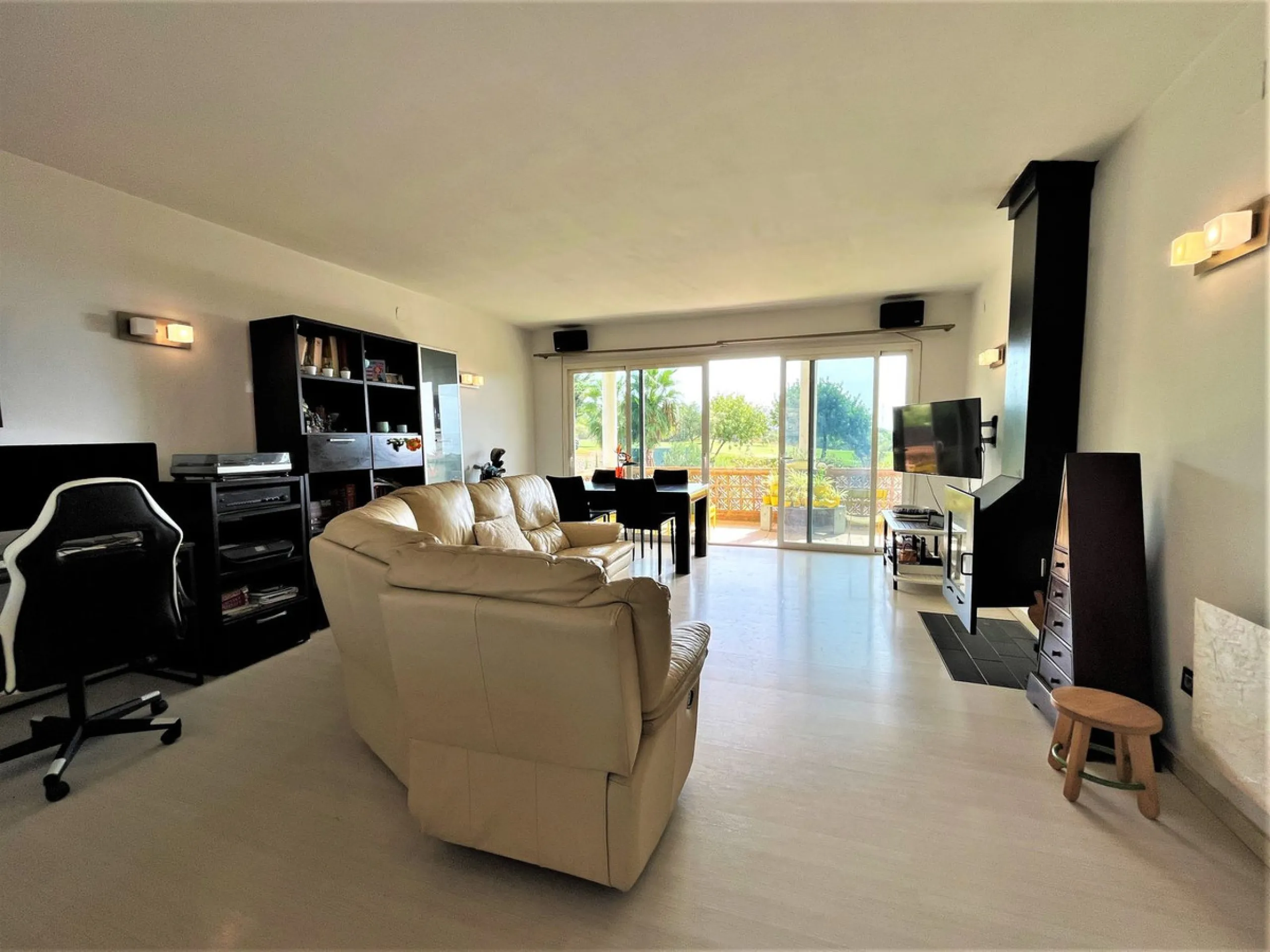 House - Detached Villa в продаже в Estepona, Málaga. В доме 3 спален и 1 ванных комнат. Площадь дома 260 м². Площадь участка 1154 м²