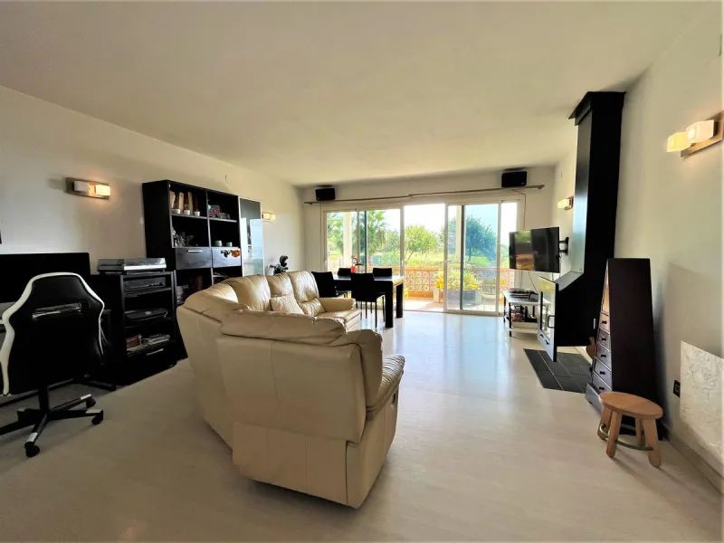 House - Detached Villa в продаже в Estepona, Málaga. В доме 3 спален и 1 ванных комнат. Площадь дома 260 м². Площадь участка 1154 м²